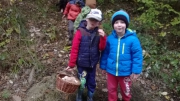 Děti ze 3. třídy na houbách. Hledaly, hledaly a našly.