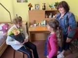 Návštěva dětí ze 4. třídy v domově seniorů - přání k 100. narozeninám