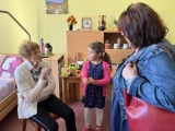 Návštěva dětí ze 4. třídy v domově seniorů - přání k 100. narozeninám