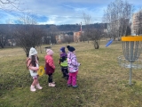 Čtvrťáci na discgolfovém hřišti