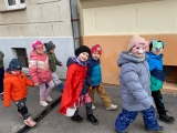 Třetí a čtvrtá třída na masopustním průvodu