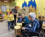 Návštěva z Domova seniorů Mistra Křišťana u dětí v Paraplíčku