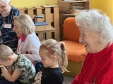 Návštěva z Domova seniorů Mistra Křišťana u dětí v Paraplíčku