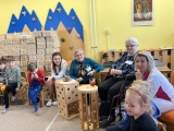 Návštěva z Domova seniorů Mistra Křišťana u dětí v Paraplíčku